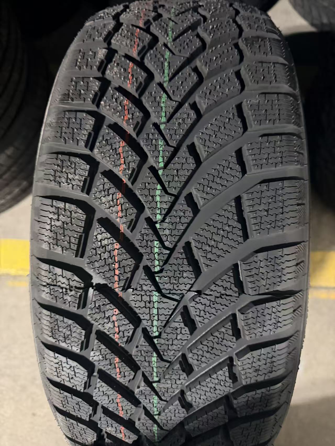 255/35zr19 96w ACTIVE V02 all season Vinmax – UADTIRE&RIM